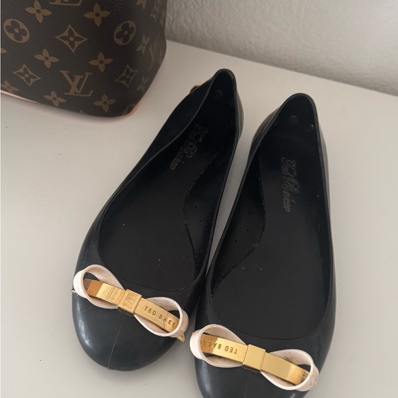 Ted Baker London Black and Gold Flats with Elegant Bow - Picture 2 of 6